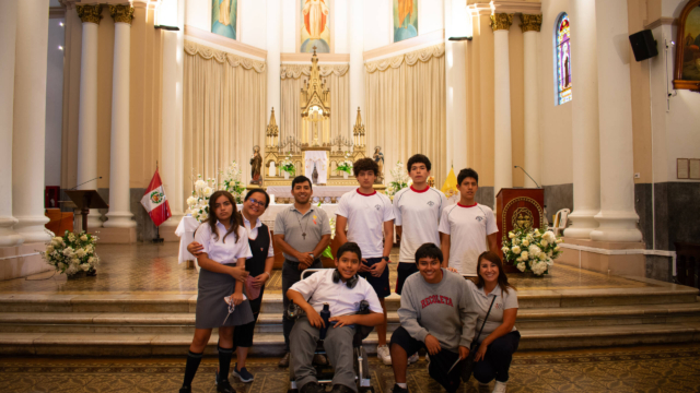 Estudiantes y docentes del Colegio SSCC Recoleta en la Iglesia SSCC Recoleta, ubicada en la Plaza Francia en el Cercado de Lima - Perú. Estudiantes y docentes del Colegio SSCC Recoleta en la Iglesia SSCC Recoleta, ubicada en la Plaza Francia en el Cercado de Lima - Perú.
