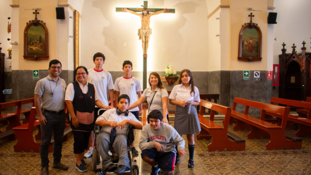 Estudiantes y docentes del Colegio SSCC Recoleta en la Iglesia SSCC Recoleta, ubicada en la Plaza Francia en el Cercado de Lima - Perú. Estudiantes y docentes del Colegio SSCC Recoleta en la Iglesia SSCC Recoleta, ubicada en la Plaza Francia en el Cercado de Lima - Perú.