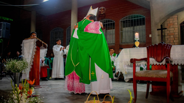 Toma de Posesión del Nuevo Párroco de la Parroquia Nuestra Señora de la Paz Toma de Posesión del Nuevo Párroco de la Parroquia Nuestra Señora de la Paz
