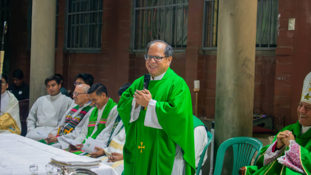 Toma de Posesión del Nuevo Párroco de la Parroquia Nuestra Señora de la Paz Toma de Posesión del Nuevo Párroco de la Parroquia Nuestra Señora de la Paz